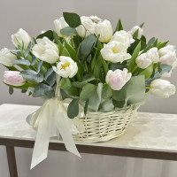 Ніжність тюльпанів у кошику з евкаліптом